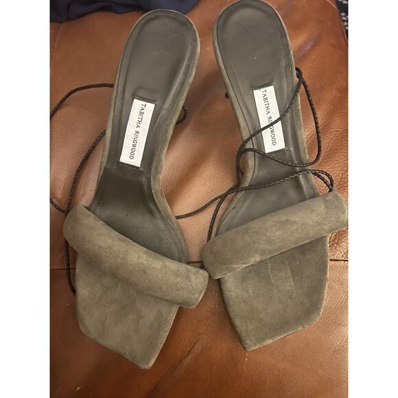 NWOT Tabitha Ringwood Green Suede Leather Puff Hearts Heels 9 - Picture 3 of 5